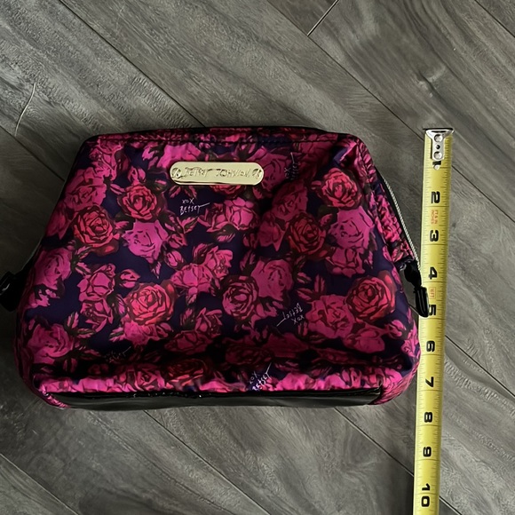 Betsy Johnson Makeup/Toiletries bag - Picture 6 of 7